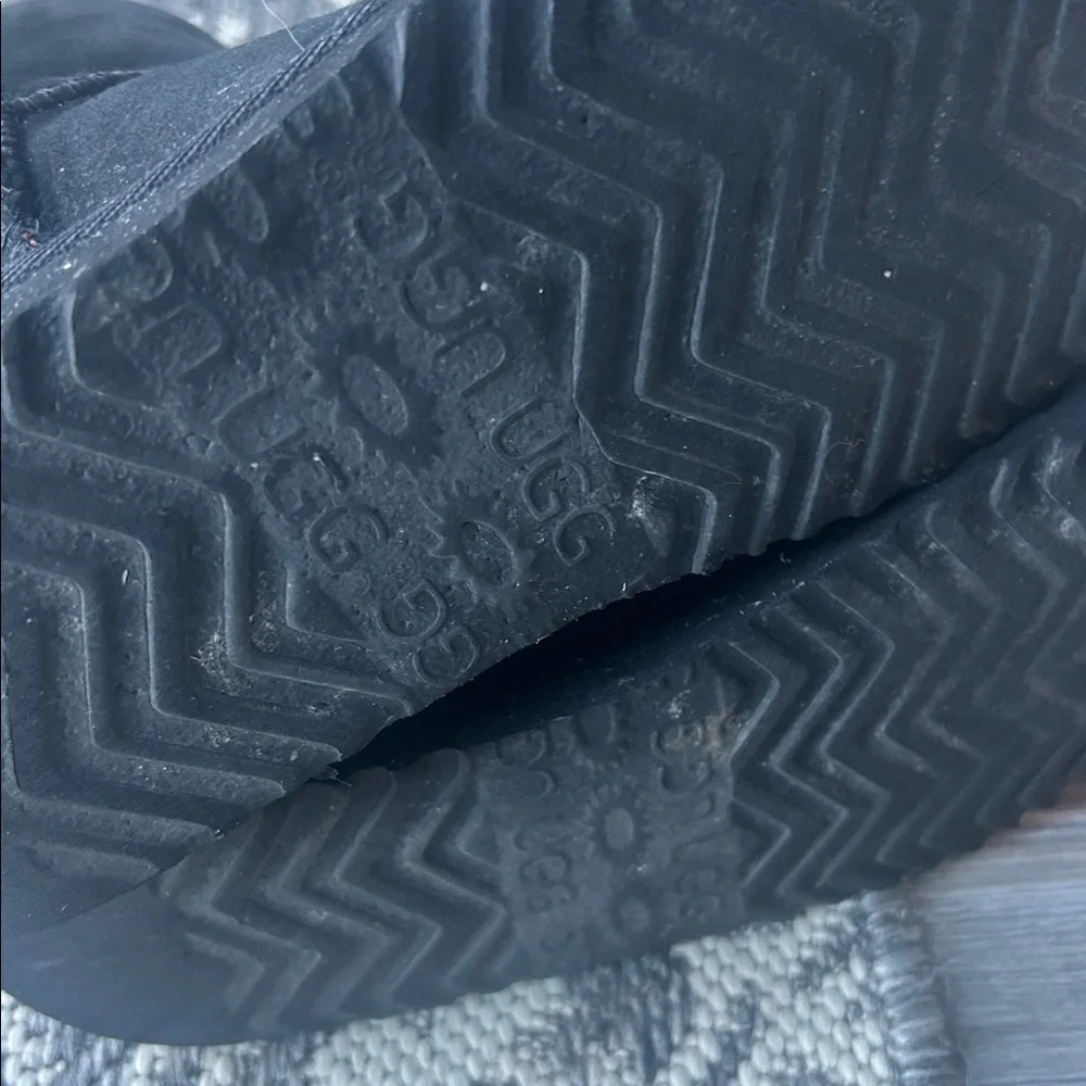 UGG women’s Classic Short Black Boots - Picture 7 of 7